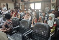 MENGIKUTI : Sejumlah murid SMPN 1 Sampit saat turut mengikuti rapat paripurna di DPRD, Senin (21/7/2025).(IST)