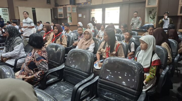MENGIKUTI : Sejumlah murid SMPN 1 Sampit saat turut mengikuti rapat paripurna di DPRD, Senin (21/7/2025).(IST)