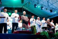 HADIRI : Gubernur Kalteng H. Agustiar Sabran saat menghadiri Tabligh Akbar Kebangsaan bersama Kiai Haji Zhofaruddin di halaman Istana Isen Mulang, Kamis (21/8/2025).(IST)