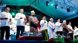 HADIRI : Gubernur Kalteng H. Agustiar Sabran saat menghadiri Tabligh Akbar Kebangsaan bersama Kiai Haji Zhofaruddin di halaman Istana Isen Mulang, Kamis (21/8/2025).(IST)