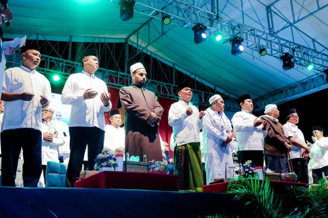 HADIRI : Gubernur Kalteng H. Agustiar Sabran saat menghadiri Tabligh Akbar Kebangsaan bersama Kiai Haji Zhofaruddin di halaman Istana Isen Mulang, Kamis (21/8/2025).(IST)