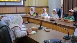 KUNJUNGI : Siswa-Siswi SMPN 1 Sampit saat mengunjungi DPRD Kabupaten Kotim Selasa, (22/7/2025).(IST)