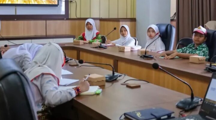 KUNJUNGI : Siswa-Siswi SMPN 1 Sampit saat mengunjungi DPRD Kabupaten Kotim Selasa, (22/7/2025).(IST)