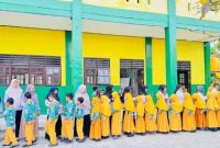 BERSALAMAN : Suasana Hari Pertama Masuk Sekolah SDN 4 Ketapang Pascalibur Lebaran 1446 H para siswa, siswi dan guru saking bersalaman, Rabu, (9/4/2025).(IST)