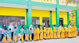 BERSALAMAN : Suasana Hari Pertama Masuk Sekolah SDN 4 Ketapang Pascalibur Lebaran 1446 H para siswa, siswi dan guru saking bersalaman, Rabu, (9/4/2025).(IST)
