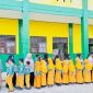 BERSALAMAN : Suasana Hari Pertama Masuk Sekolah SDN 4 Ketapang Pascalibur Lebaran 1446 H para siswa, siswi dan guru saking bersalaman, Rabu, (9/4/2025).(IST)