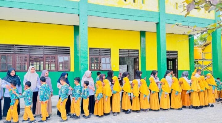 BERSALAMAN : Suasana Hari Pertama Masuk Sekolah SDN 4 Ketapang Pascalibur Lebaran 1446 H para siswa, siswi dan guru saking bersalaman, Rabu, (9/4/2025).(IST)