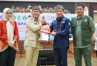 TERIMA BANTUAN : Gubernur Kalteng H. Agustiar Sabran saat menerima bantuan peralatan penanganan Karhutla dari Menteri Lingkungan Hidup RI Hanif Faisol Nurofiq dan Kepala BNPB RI Letjen TNI Suharyanto, usai rapat koordinasi Penanggulangan Karhutla di Aula Jayang Tingang, Kantor Gubernur Kalteng, Kamis (7/8/2025).(IST)