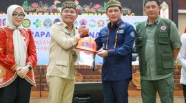 TERIMA BANTUAN : Gubernur Kalteng H. Agustiar Sabran saat menerima bantuan peralatan penanganan Karhutla dari Menteri Lingkungan Hidup RI Hanif Faisol Nurofiq dan Kepala BNPB RI Letjen TNI Suharyanto, usai rapat koordinasi Penanggulangan Karhutla di Aula Jayang Tingang, Kantor Gubernur Kalteng, Kamis (7/8/2025).(IST)