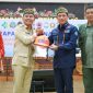 TERIMA BANTUAN : Gubernur Kalteng H. Agustiar Sabran saat menerima bantuan peralatan penanganan Karhutla dari Menteri Lingkungan Hidup RI Hanif Faisol Nurofiq dan Kepala BNPB RI Letjen TNI Suharyanto, usai rapat koordinasi Penanggulangan Karhutla di Aula Jayang Tingang, Kantor Gubernur Kalteng, Kamis (7/8/2025).(IST)