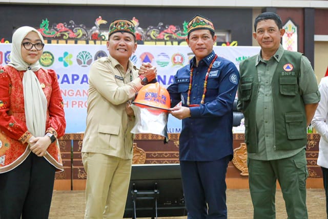 TERIMA BANTUAN : Gubernur Kalteng H. Agustiar Sabran saat menerima bantuan peralatan penanganan Karhutla dari Menteri Lingkungan Hidup RI Hanif Faisol Nurofiq dan Kepala BNPB RI Letjen TNI Suharyanto, usai rapat koordinasi Penanggulangan Karhutla di Aula Jayang Tingang, Kantor Gubernur Kalteng, Kamis (7/8/2025).(IST)