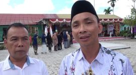 DIWAWANCARAI: Kepala SMP Negeri 4 Sampit, Anjar Subiantoro saat di wawancarai awak media belum lama ini.(IST)