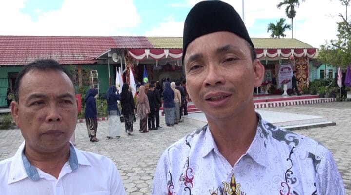 DIWAWANCARAI: Kepala SMP Negeri 4 Sampit, Anjar Subiantoro saat di wawancarai awak media belum lama ini.(IST)