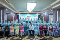 FOTO BERSAMA: Wakil Gubernur Provinsi Kalteng H. Edy Pratowo saat foto bersama dengan pengurus BKOW Provinsi Kalteng Masa Bakti 2025–2030 usai dikukuhkan, Rabu (27/8/2025).(IST)