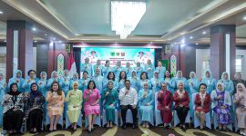 FOTO BERSAMA: Wakil Gubernur Provinsi Kalteng H. Edy Pratowo saat foto bersama dengan pengurus BKOW Provinsi Kalteng Masa Bakti 2025–2030 usai dikukuhkan, Rabu (27/8/2025).(IST)