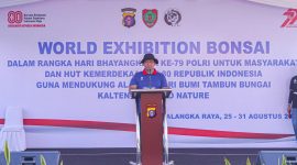SAMBUTAN : Wakil Gubernur Kalimantan Tengah H. Edy Pratowo saat menyampaikan sambutan Gubernur Kalteng H.Agustiar Sabran pada pembukaan Festival dan Lomba Bonsai, Jumat (19/8/2025).(IST)