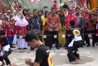 SAMBUT : Siswa SMP Negeri 4 Sampit saat menyabut tamu dengan acara lawang sekeping, Senin (23/6/2025).(IST)