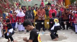 SAMBUT : Siswa SMP Negeri 4 Sampit saat menyabut tamu dengan acara lawang sekeping, Senin (23/6/2025).(IST)