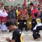 SAMBUT : Siswa SMP Negeri 4 Sampit saat menyabut tamu dengan acara lawang sekeping, Senin (23/6/2025).(IST)