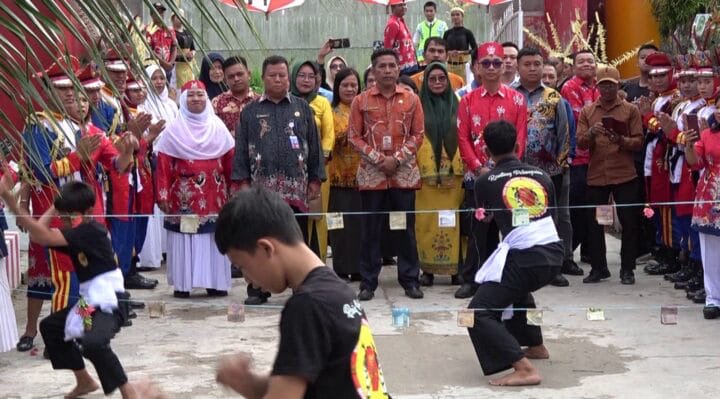 SAMBUT : Siswa SMP Negeri 4 Sampit saat menyabut tamu dengan acara lawang sekeping, Senin (23/6/2025).(IST)