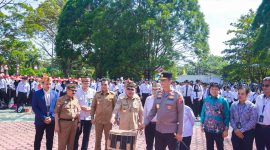 MEMBUKA : Gubernur Kalteng H.Agustiar Sabran bersama sejumlah pejabat membuka secara simbolis PKKMB UPR 2025 melalui pemukulan Gendang Hai, Senin (11/8/2025).(IST)