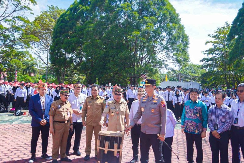 MEMBUKA : Gubernur Kalteng H.Agustiar Sabran bersama sejumlah pejabat membuka secara simbolis PKKMB UPR 2025 melalui pemukulan Gendang Hai, Senin (11/8/2025).(IST)