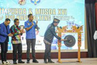 MEMBUKA : Gubernur Kalteng H. Agustiar Sabran memukul gong sebagai tanda resmi dibukanya Rapimda dan Musda XVI KNPI Provinsi Kalteng yang digelar di Aula Jayang Tingang, Kantor Gubernur, Senin (25/8/2025).(IST)