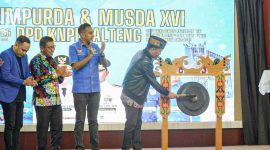 MEMBUKA : Gubernur Kalteng H. Agustiar Sabran memukul gong sebagai tanda resmi dibukanya Rapimda dan Musda XVI KNPI Provinsi Kalteng yang digelar di Aula Jayang Tingang, Kantor Gubernur, Senin (25/8/2025).(IST)