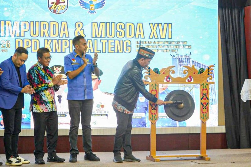 MEMBUKA : Gubernur Kalteng H. Agustiar Sabran memukul gong sebagai tanda resmi dibukanya Rapimda dan Musda XVI KNPI Provinsi Kalteng yang digelar di Aula Jayang Tingang, Kantor Gubernur, Senin (25/8/2025).(IST)