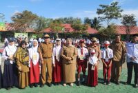MEMBUKA : Wakil Bupati Irawati didampingi kepala Disdik Kotim Muhammad Irfansyah saat pembukaan  MPLS di salah satu Sekolah Dasar yang ada di Kotim belum lama ini.(IST)