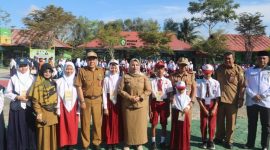 MEMBUKA : Wakil Bupati Irawati didampingi kepala Disdik Kotim Muhammad Irfansyah saat pembukaan  MPLS di salah satu Sekolah Dasar yang ada di Kotim belum lama ini.(IST)
