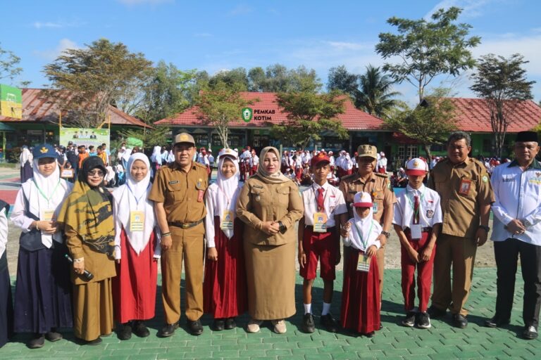 MEMBUKA : Wakil Bupati Irawati didampingi kepala Disdik Kotim Muhammad Irfansyah saat pembukaan  MPLS di salah satu Sekolah Dasar yang ada di Kotim belum lama ini.(IST)