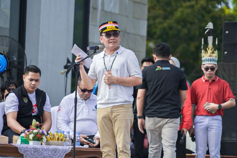 SAMBUTAN : Gubernur Kalteng H.Agustiar Sabran saat sampaikan sambutan peluncuran program Cek Kesehatan Gratis di Bundaran Besar Palangka Raya, Senin (18/8/2025).(IST)