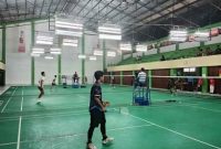 Turnamen : Salah seorang pelajar saat mengikuti lomba bulutangkis Liga Pelajar Bupati Kotim, Jumat, (16/5/2025).(IST)