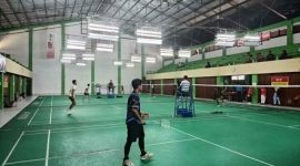 Turnamen : Salah seorang pelajar saat mengikuti lomba bulutangkis Liga Pelajar Bupati Kotim, Jumat, (16/5/2025).(IST)