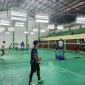 Turnamen : Salah seorang pelajar saat mengikuti lomba bulutangkis Liga Pelajar Bupati Kotim, Jumat, (16/5/2025).(IST)