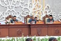 HADIRI : Plt. Sekda Provinsi Kalteng Leonard S. Ampung saat menghadiri Rapur ke-20 Masa Persidangan III Tahun Sidang 2025, Selasa (19/8/2025) malam.(IST)