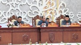 HADIRI : Plt. Sekda Provinsi Kalteng Leonard S. Ampung saat menghadiri Rapur ke-20 Masa Persidangan III Tahun Sidang 2025, Selasa (19/8/2025) malam.(IST)