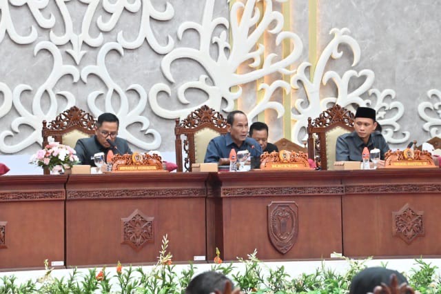 HADIRI : Plt. Sekda Provinsi Kalteng Leonard S. Ampung saat menghadiri Rapur ke-20 Masa Persidangan III Tahun Sidang 2025, Selasa (19/8/2025) malam.(IST)