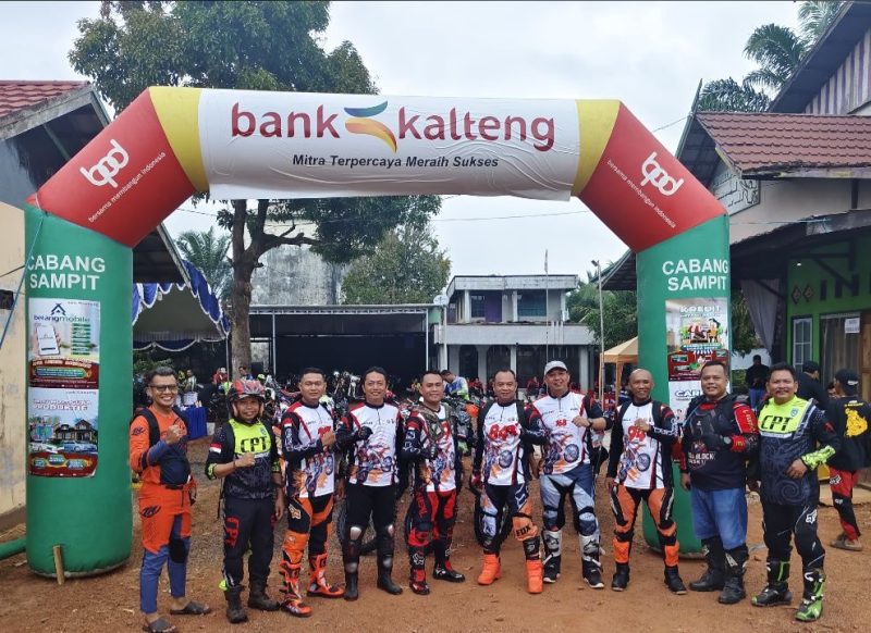 FOTO BERSAMA: Sejumlah peserta saat foto bersama sebelum mengikuti trabas, Sabtu (9/8/2025).(IST)
