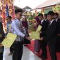 MENYERAHKAN: Kepala SMPN 4 Sampit, Anjar Subiantoro saat menyerahkan penghargaan kepada salah satu murid saat perpisahan beberapa waktu lalu.(IST)
