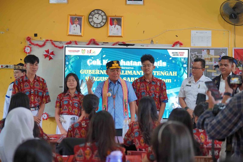 MENYAPA : Gubernur Kalteng H. Agustiar Sabran didampingi Plt. Kepala Dinas Pendidikan Kalteng, Muhammad Reza Prabowo, saat  menyampaikan bahwa program Cek Kesehatan Gratis (CKG) dan Makan Bergizi Gratis (MBG) di di SMA Negeri 3 Palangka Raya, Rabu (20/8/2025).(IST)