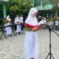 IKRAR : Salah satu murid SDN2 Mentawa Baru Hulu saat membacakan ikrar pada hari HAN, Selasa (23/7/2025).(IST)
