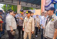 MENINJAU : Gubernur Kalteng Agustiar Sabran saat melakukan peninjauan di salah satu TPS di Kabupaten Barito Utara, pada Rabu (6/8/2025).(IST)