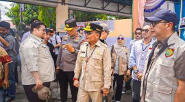 MENINJAU : Gubernur Kalteng Agustiar Sabran saat melakukan peninjauan di salah satu TPS di Kabupaten Barito Utara, pada Rabu (6/8/2025).(IST)