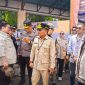 MENINJAU : Gubernur Kalteng Agustiar Sabran saat melakukan peninjauan di salah satu TPS di Kabupaten Barito Utara, pada Rabu (6/8/2025).(IST)