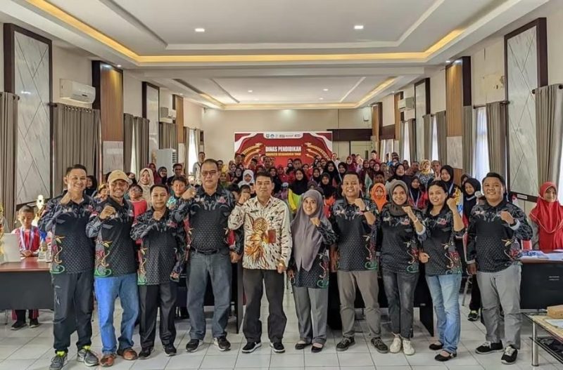 PELATIHAN: Kepala Disdik Kotim Muhammad Irfansyah dengan sejumlah guru yang sedang mengikuti pelatihan belum lama ini.(IST)
