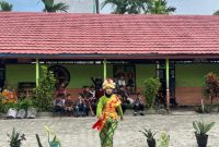 KARTINI : Salah seorang siswi SDN 2 Ketapang Sampit memakai baju kebaja pada Peringati Hari Kartini, Senin, (21/4/2025).(IST)