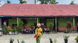 KARTINI : Salah seorang siswi SDN 2 Ketapang Sampit memakai baju kebaja pada Peringati Hari Kartini, Senin, (21/4/2025).(IST)