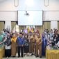 FOTO BERSAMA : Kepala Disdik Kotim, Muhammad Irfansyah saat foto bersama dengan sejumlah guru usai membuka pelatihan belum lama ini.(IST)